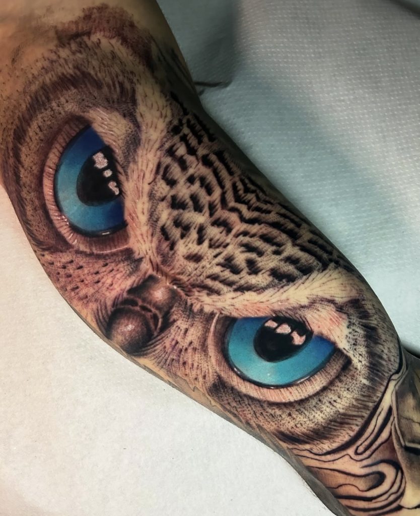 TATUAJE REALIMO BRAZO NEGRO MARFIL MADRID