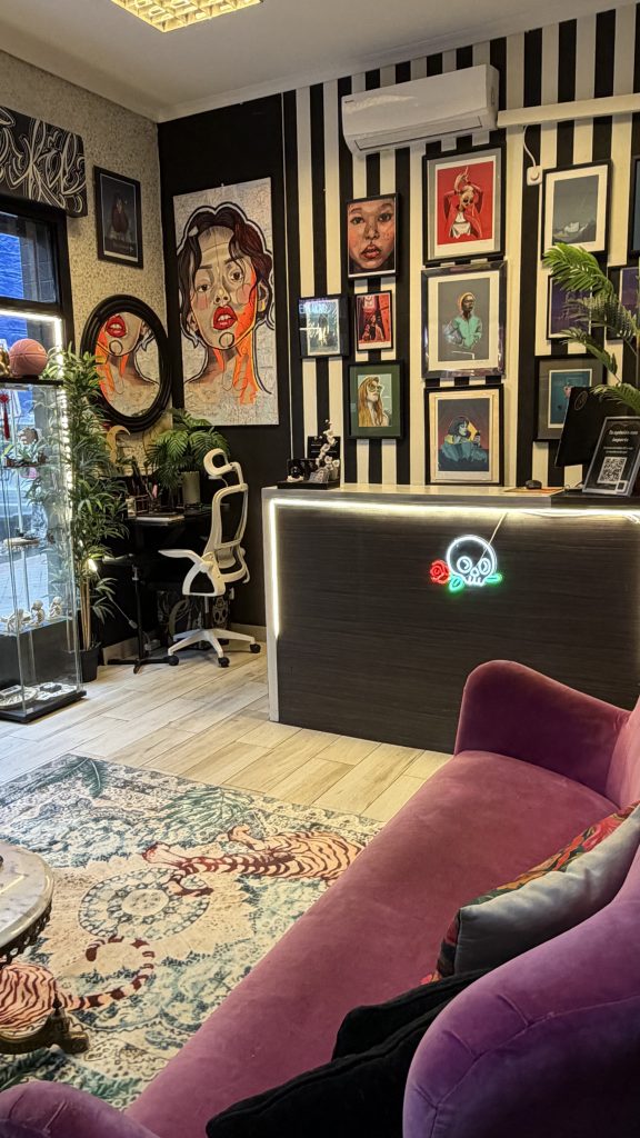 RECEPCIÓN NEGRO MARFIL ESTUDIO TATUAJES MADRID